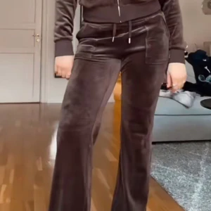 Juciy couture byxor - Säljer mina bruna juciy couture byxor som inte kommer till någon användning!🎀  Köpta för 1200 kr! Säljer för 400kr. Pris kan diskuteras.