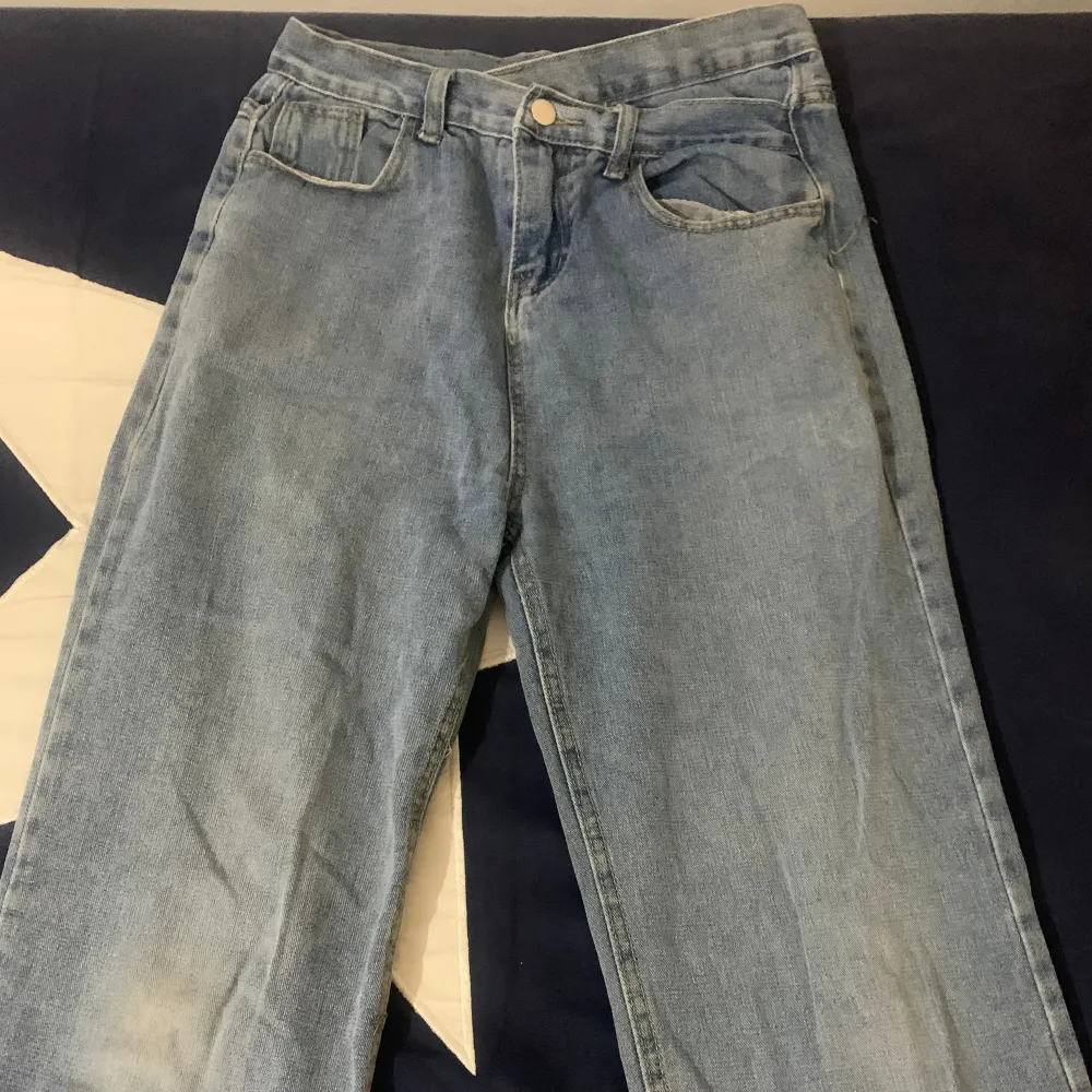 Baggy jeans, i bra skick! Säljer de eftersom de inte kommer i användning längre 🤷‍♀️ de passar som s/m!. Jeans & Byxor.