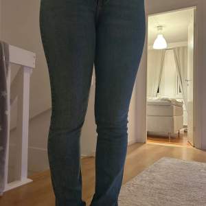 dessa jeans är från ZARA, Knappt använda. Säljer de för de inte går till användning längre. 70kr styck Frågor? Dm. 