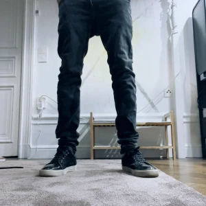 Scotch & soda jeans storlek 29/34 - Säljer mina scotch & soda jeans Har andvänt dom typ 5 gånger Storlek 29/34 i svart färg 