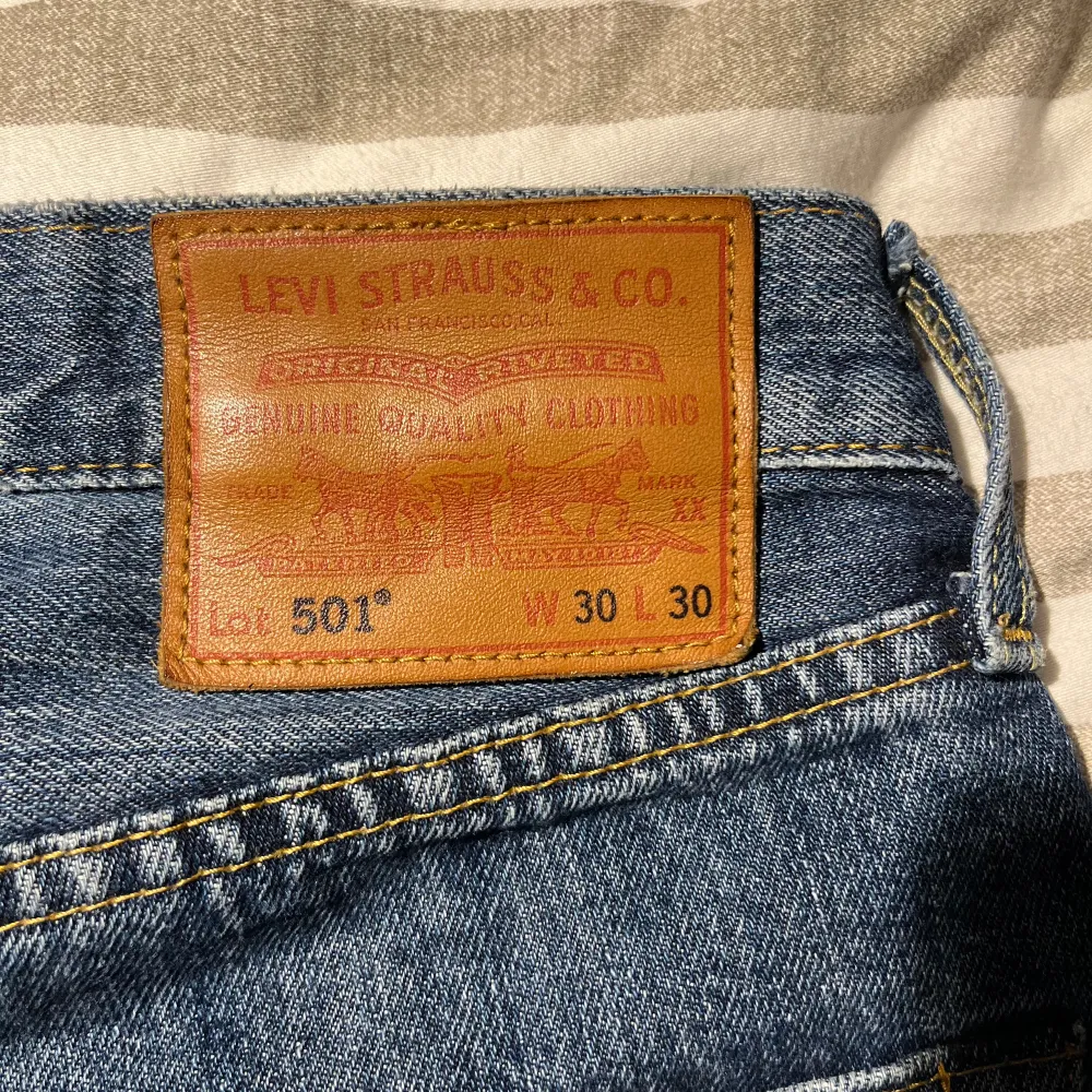 Sköna Levi’s 501 jeans som är i bra skick, säljer då de inte passar mig längre. Köpta från Levi’s egna butik. Storlek 30x30. Skriv för fler bilder eller frågor. Pris kan diskuteras.. Jeans & Byxor.
