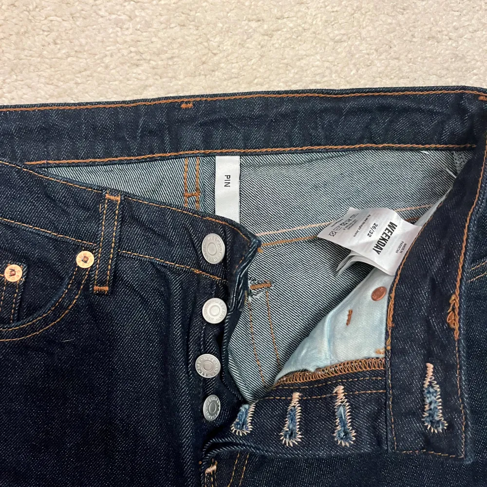 Säljer dessa fina lågmidjade blåa jeans då dom tyvärr har blivit för små. Väldigt bra skick💓. Jeans & Byxor.