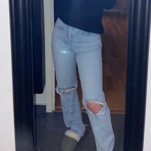 blå jeans  - säljer dessa blåa jeansen med slits, från gina tricot!💕 