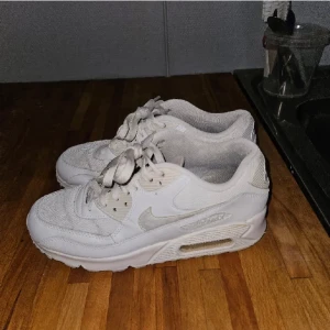 Nike air Max 90 - Nike air Max 90, använda men rejält uppfräschade/renoverade.