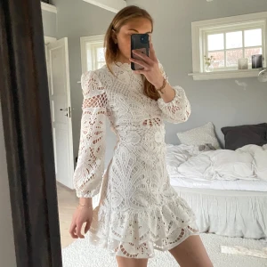 Vit miniklänning  - Helt ny med prislappen kvar, säljer då den var lite för stor för mig. Nypris 700kr från Sunfere