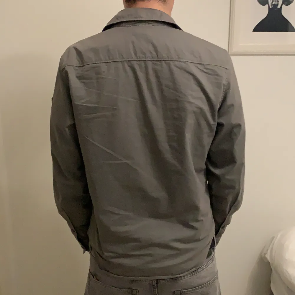 Säljer nu min Cp Company overshirt eftersom jag har växt ut den och säljs i bra skick. Inga hål. Pris kan diskuteras vid snabb affär!Äkta!!. Tröjor & Koftor.