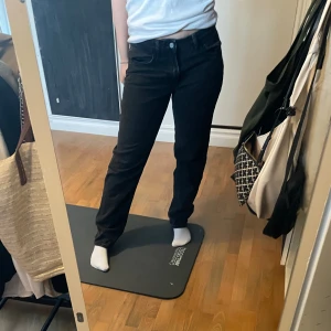Lågmidjade jeans - Lågmidjade svarta straight jeans från HM, använd någon enstaka gång🖤