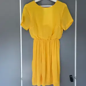 Supersöt gul klänning! Perfekt till sommaren!💓