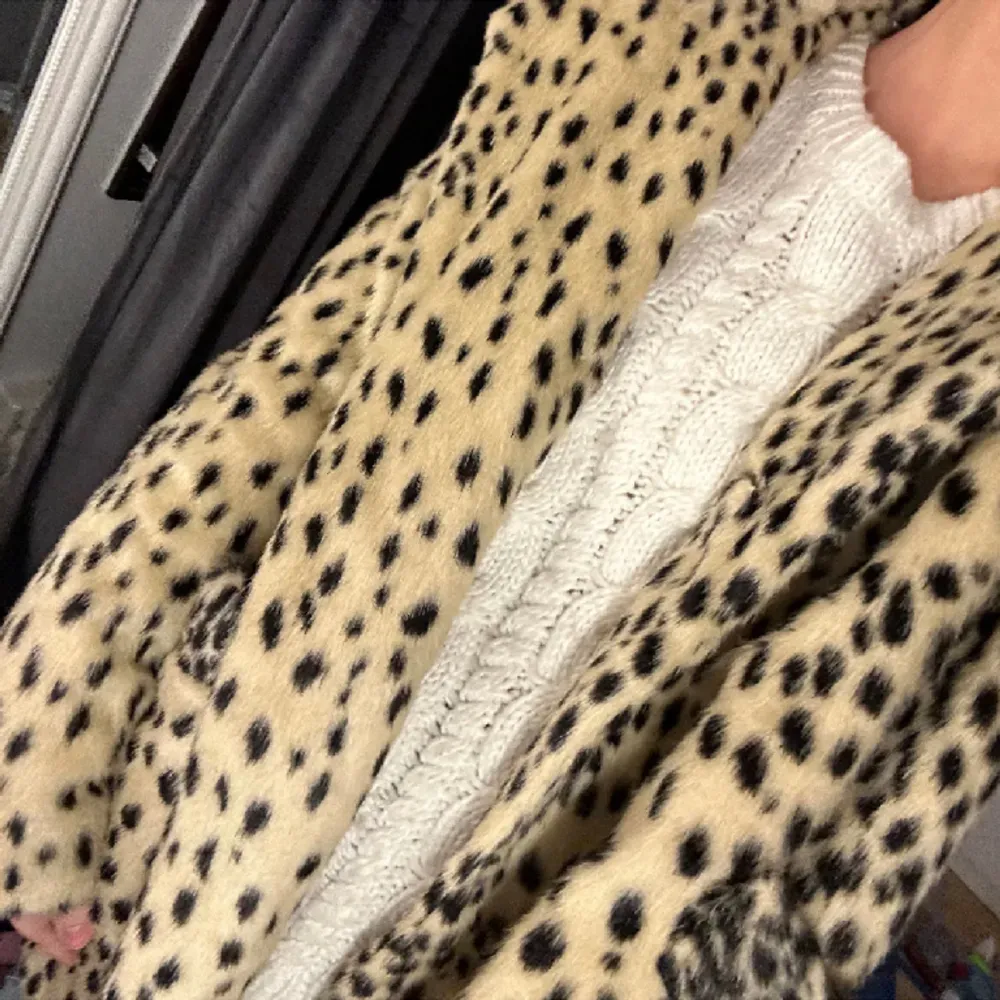 Pälsjacka från BikBok i leopard mönster. Storlek L men passar snyggt oversized på S❤️ (jag på bilden är vanligtvis xs. Jackor.