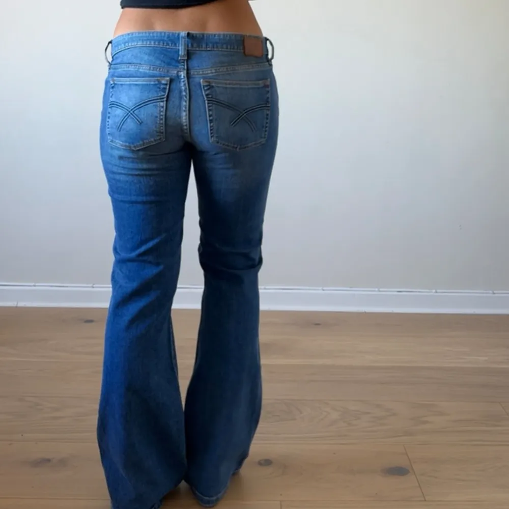 Så snygga ljusa lågmidjade vintage jeans. Midjemåttet är ca 80cm och innerbenslängden är ca 81cm. . Jeans & Byxor.