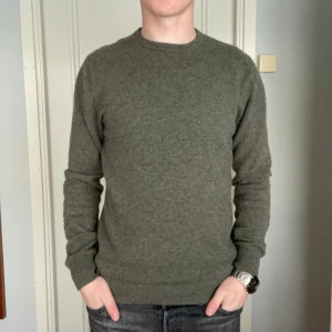 Grön Kashmirtröja - John Henric - Tja! Säljer nu denna Kashmir tröjan från John Henric. 100% Kashmir. Storlek: M. Skick: 9/10, använd bara 2 gånger. Nypris: 2000kr. Modellen är 186 och väger 79kg. Kontakta mig för fler bilder och info!