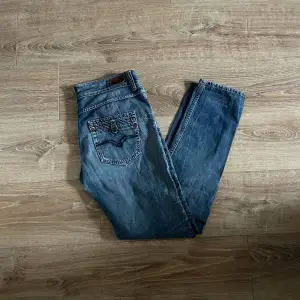Ett par jeans i absolut topp skick. Nypriset på dessa jeans ligger på runt 1000kr. Längden på byxorna är 101cm och midjan 40cm jämför gärna med ett par egna och sen är det fritt fram att använda ”köp nu”.