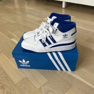Ett par Adidas forum mid skor i blå o vitt  Nyskick Nypris 1399 