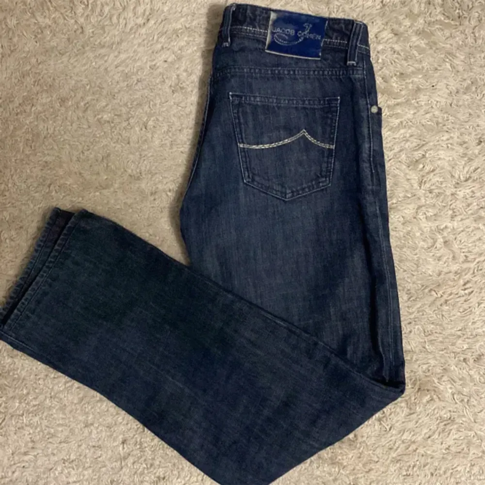 Jäkligt snygga Jacob Cohën jeans i bra skick. Storlek 34 i modellen 620, vilket är en lite mer straightfit modell. Nypris på CareofCarl är 5399 kr. Pris 1599 kr. Jeans & Byxor.