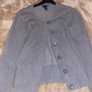 Grå kofta - Snygg grå kofta från H&M med stora knappar! Superbra skick!
