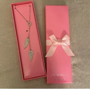 victoria’s secret halsband  - super fint victora’s secret halsband. säljer då det inte kommer till användning😁