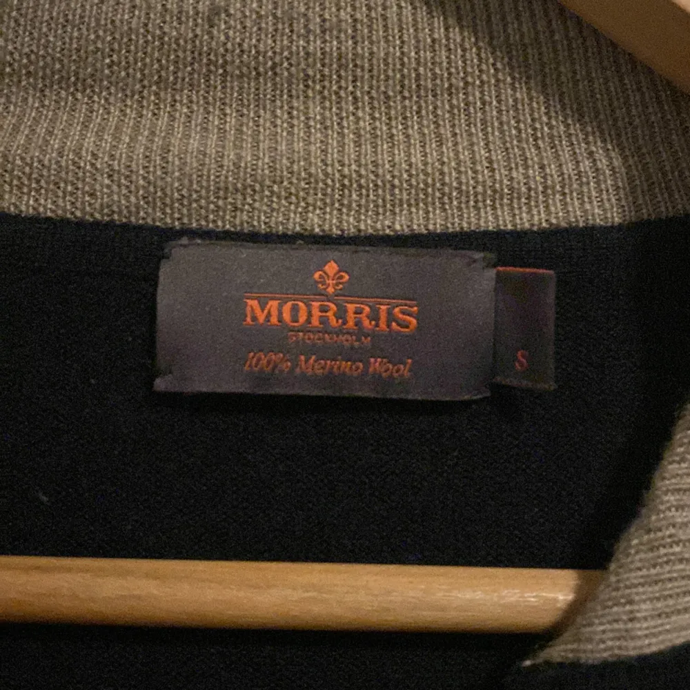 Säljer min 100% merino ull zip tröja från Morris orginalpris 2000 Strl s Skick 9/10 Pris 600 Priset kan diskuteras. Tröjor & Koftor.