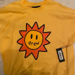 Säljer denna helt oanvända t-shirten ifrån Justin Biebers märke drew house! Den är i storlek M men skulle mer säga att den är L/XL, färgen är i en typ gul/orange färg superfin 🧡Nypris ca 900kr