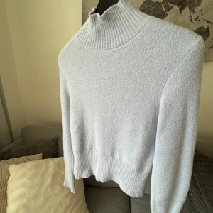 Stickad tröja med polo ✨✨✨ - Tunn stickad tröja med polokrage. Jättefin ljuslila/lavendel färg till våren! 