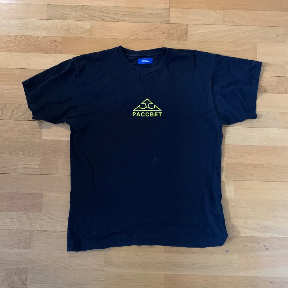 Paccbet tshirt stl M/L. Använd men i bra skick förutom lite sprickor i trycket. Det går bra att skicka dm vid frågor :). T-shirts.