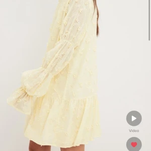 Klänning - Populär slutsåld klänning från NA-KD 💛