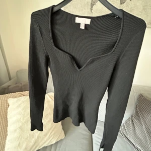 Snygg vardags och festtopp ✨✨✨ - Jättefin vardags och festtopp från HM. Tunt och stretchigt material. 