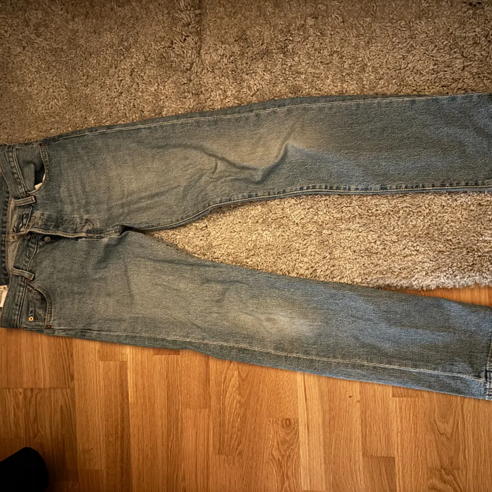 Säljer nu ett par Levis jeans och det är modellen 501. Ni ser storleken på första bilden och skriv om ni vill ha bättre bilder på de.. Jeans & Byxor.