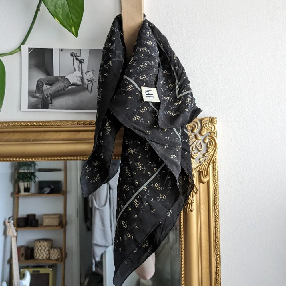 Vintage sjal<3 50x50cm, 100% silke!!. Accessoarer.