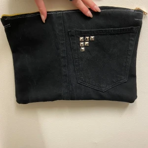 Skräddarsytt datorfodral  - Exklusivt datorfodral (13 tum) med silvriga nitar och en elegant guldig dragkedja. Cool design med svart framsida och ljusblå baksida. Skydda din dator med stil!