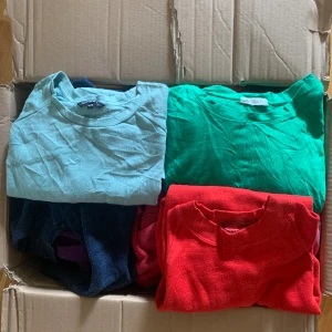 Box med 30st sweatshirts utan tryck. - 30 tröjor i olika färger och olika storlekar. Säljes för ca 33kr styck. Skickat varierar från tröja till tröja.