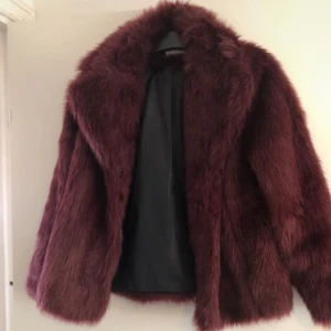 Pälsjacka - Vinröd pälsjacka i storlek xs/s