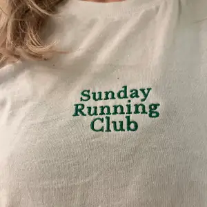 Vit tshirt med grön broderi med texten ”sunday running club”. Knappt använd. Storlek S. Normal i storleken.