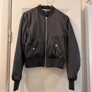 Bomberjacka från H&M - Bra skick, passar fint till sommar eller vår.