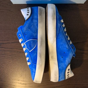 Philippe Model Skor - Unika Philippe Model skor i sprillans nytt skick (aldrig använda eller testade). Originalbox ingår. Storlek 39 sitter normalt i storlek. Sjuk steal! Enligt mig ser skorna mycket bättre ut i verkligheten än på bild.