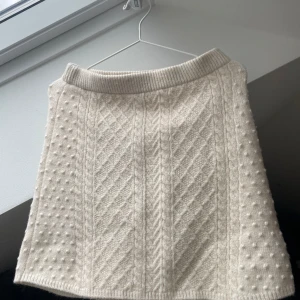 Kjol - Säljer denna kjol från Zara.   Storlek: M Skick: Bra skick (använd några fåtal gånger)  Pris: 150kr