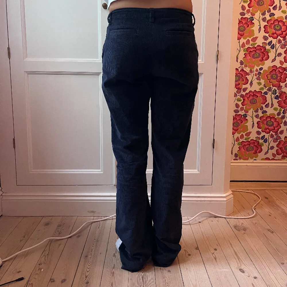 Så snygga Manchester byxor om liknar kostymbyxor i modellen❤️ Från Gant, storlek 36 men skulle säga att dom är stora i storleken MIDJEMÅTT :78cm INNERBENSLÄNGDEN:82cm . Jeans & Byxor.