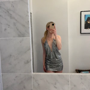 Fest klänning - Perfekt skick, från pull&bear. Super fin som fest klänning!!