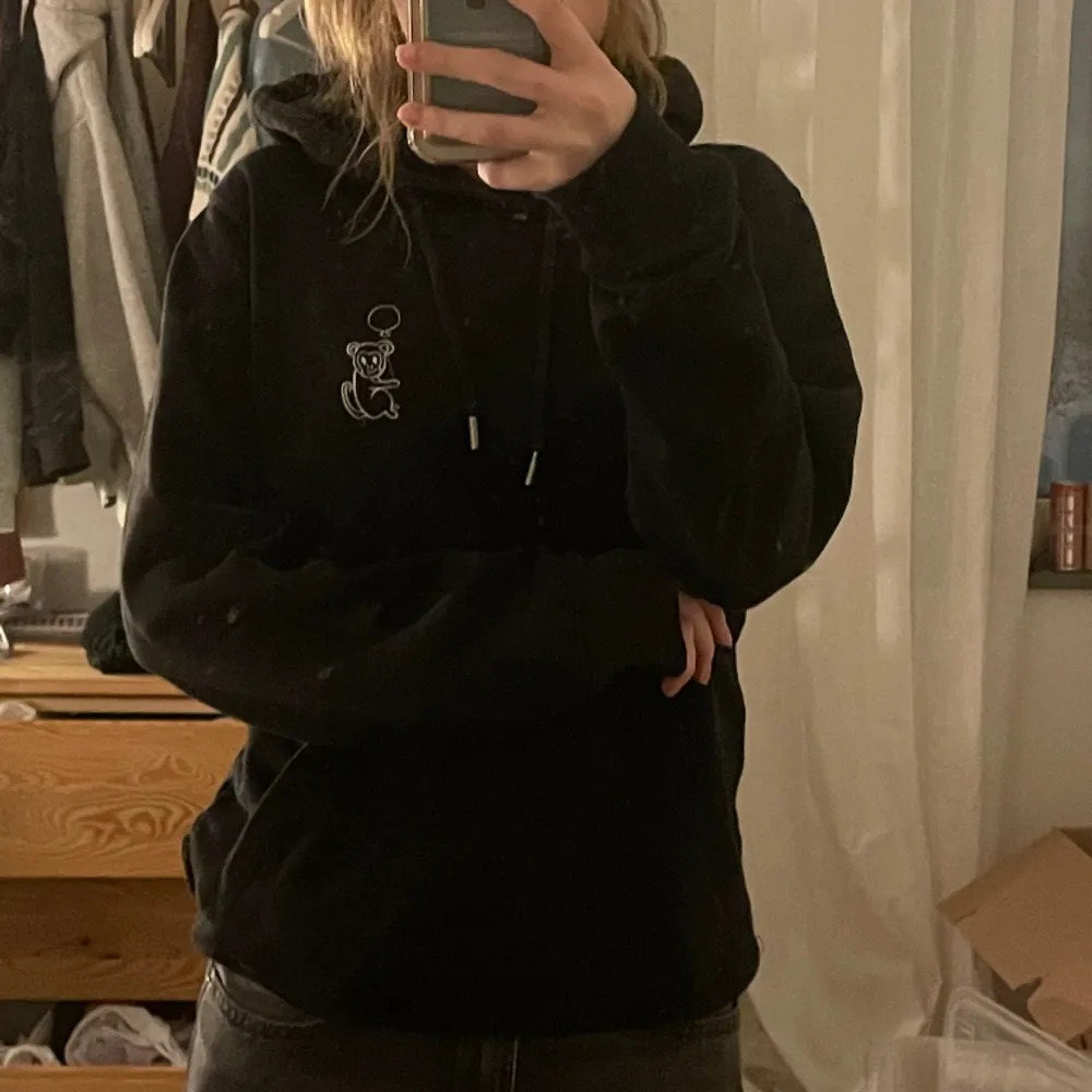 Basic svart hoodie med en apa som tryck.  Köpt från jaun carlos nypris 600 kr Använt skick men väldigt fin kvalitet, väldigt mjuk utanpå. Passar mig perfekt, har storlek xs på hoodies Skriv om fler frågor💕. Hoodies.