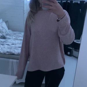 Stickad tröja  - Stickad tröja ifrån hm i färgen ljus rosa, helt i nyskick då den inte kommit till användning💓den är super skön(mjuk i matrialet)💓och sitter jättefint på, den är i stolek m men skulle säga att den passar en s också💓säljer för 200kr, kom privat för mer