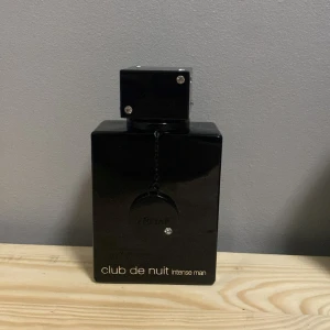 Armaf club de nuit Intense man  - Säljer denna fina clonen av som är näst intill ny. har bara sprayat 4-5 gånger. Är öppen för byten. Priset kan diskuteras  