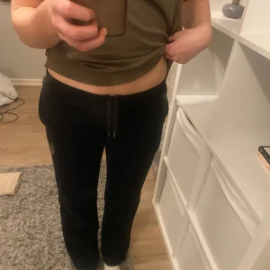 Low waist mjukisbyxor - Svarta Low waist mjukisbyxor från bikbok. Dessa är i mycket bra skick eftersom de knappt har använts. Säljer då de är lite för korta på mig som är ca 167