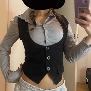 Väst  - Köpte den från SHEIN ett tag sen men aldrig använt . Den är en s men funkar lika bra för xs. ❗️priset kan diskuteras ❗️ Kan skicka fler flera bilder