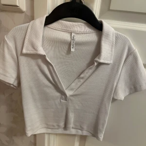 Topp  - En vit topp, vet inte riktigt vart den är ifrån. Jättefin!