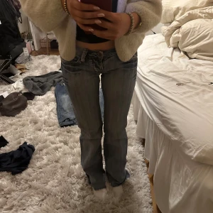 Lågmidjade jeans - Midja 37cm tvärs över och innerben 75cm, avklippta längst ner så de ska passa någon som är runt 1,60🩷 osäker på om jag ska sälja men kom med bud!! Och prisförslag🥰