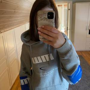 Super cool hoodie från Madlady som inte säljs längre💖Den är i strl S och skicket på den är bra. Hör av dig vid frågor🌟Pris kan diskuteras så ge gärna prisförslag! (Köpt för 549 kr)