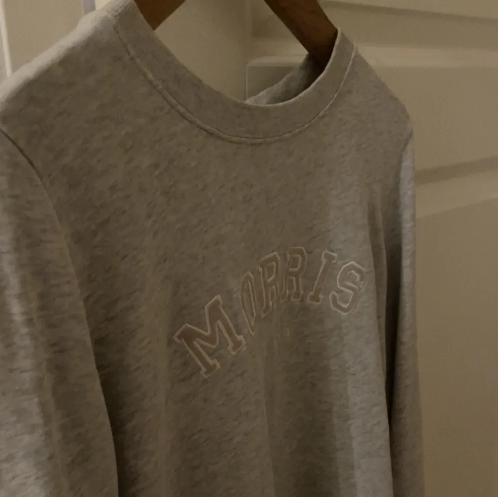 Sweatshirt från Morris, super fin grå färg i storlek S, passar även om du har en M i storlek . Tröjor & Koftor.