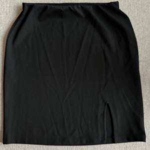 svart kjol med slits köpt från NA-KD storlek S fint skick 