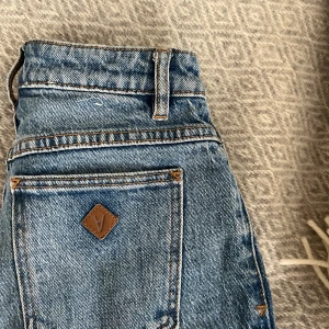 Jeans  - Snygga jeans från Abrand! Är i storlek W24. Jag är 165 och passar mig perfekt. Är i mycket fint skick! Säljer pga försmå för mig 