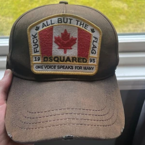 Dsquared Keps - Säljer min Dsquard keps som jag inte använt på ett tag, den är solbränd därav den mer orangea färgen..