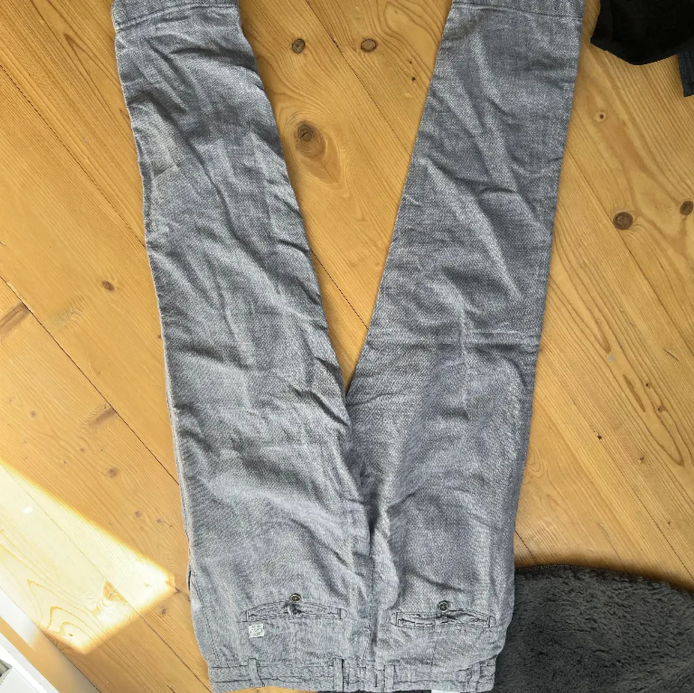 Ett par snygga linnebyxor från Jack & Jones. Aldrig använda och extremt bra skick. Storlek 29/30 . Jeans & Byxor.